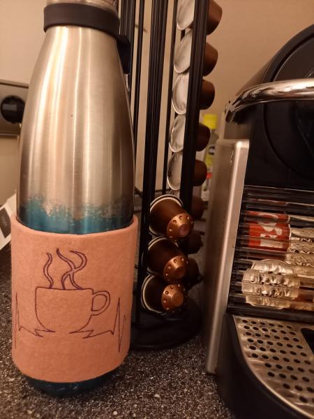 Stickdatei EKG-Linie Tasse